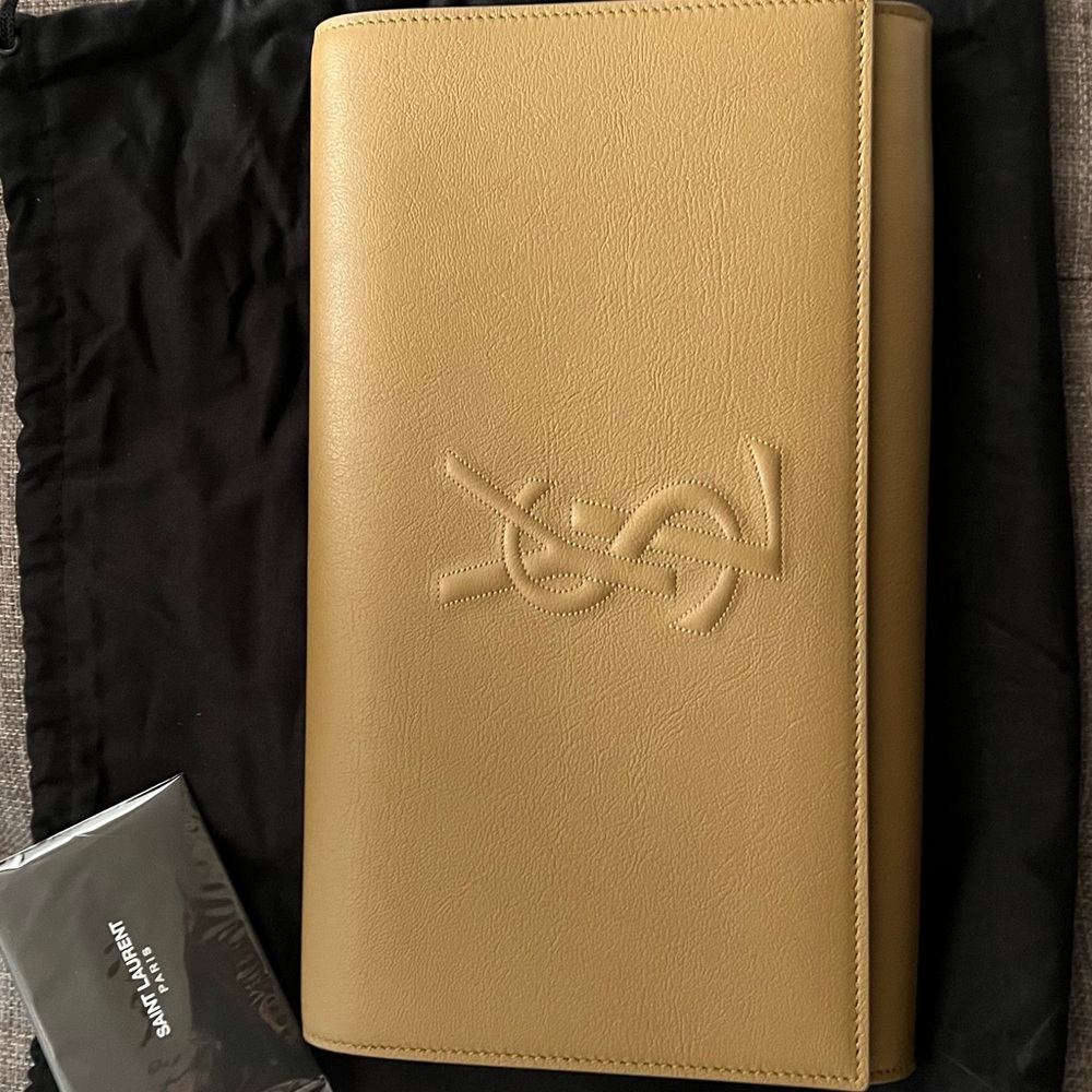 Authentic YSL Belle de Jour Clutch Authentic Nude color
Comes with dustbag